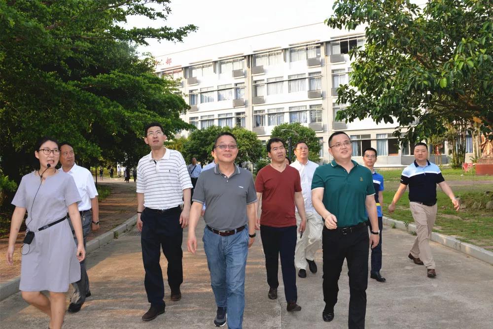 【北大附校】北京大学产业党工委书记萧群,副书记韦俊民一行来我校