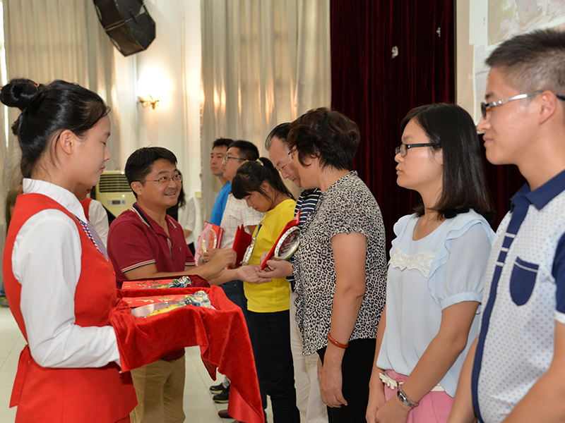 黄华珍,肖新华,贺锦贵高中部优秀员工:郑海盼,王智勇国际部优秀教师