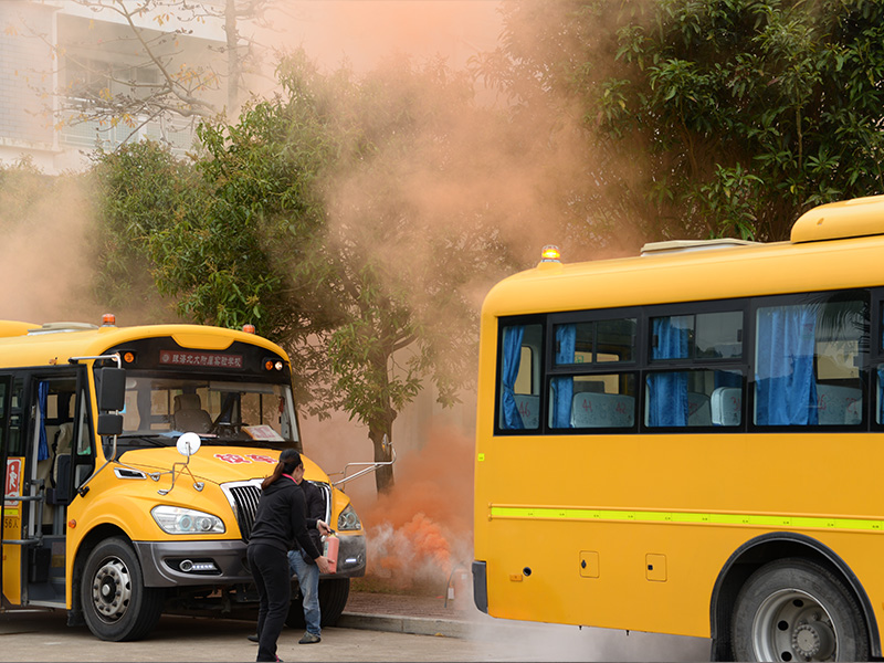 校车遭遇火灾学生演练逃生